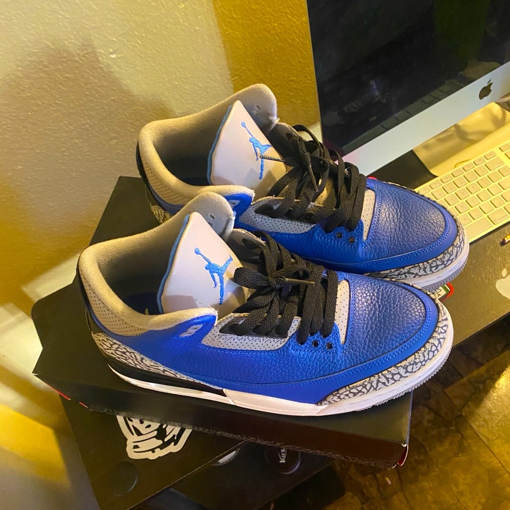 Sneakers